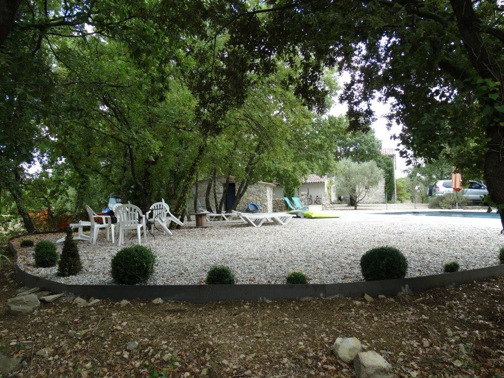 Autour de la piscine du gîte