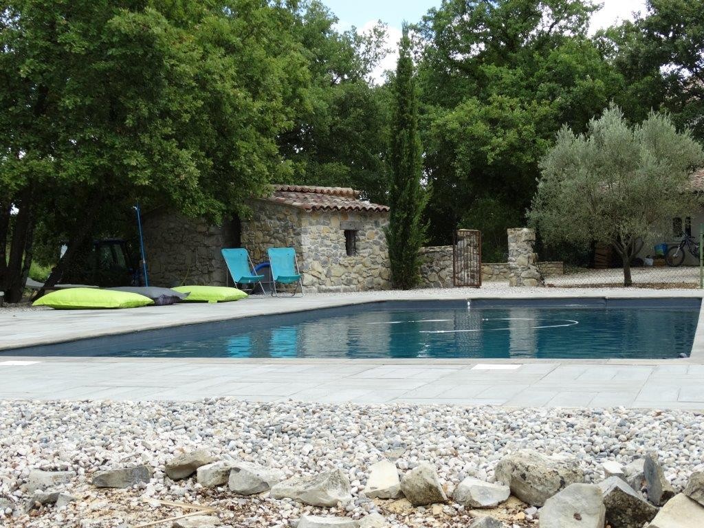 Autour de la piscine du gîte